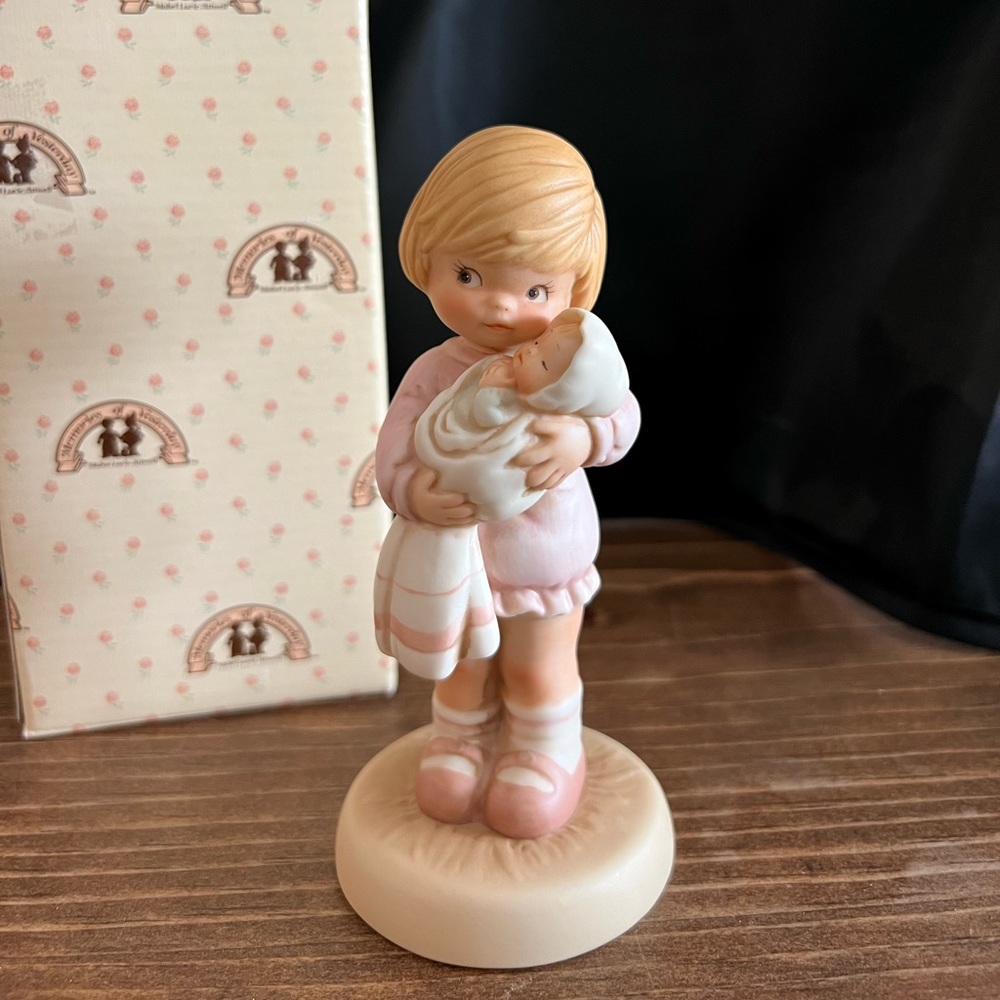 Memories of Yesterday figurine “Can I keep her, mommy”
